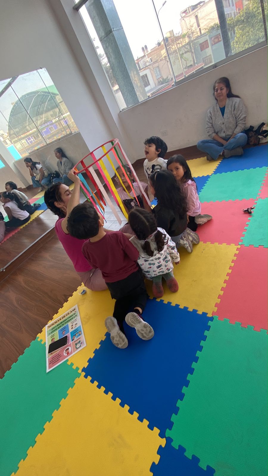 Niños en dinámica grupal