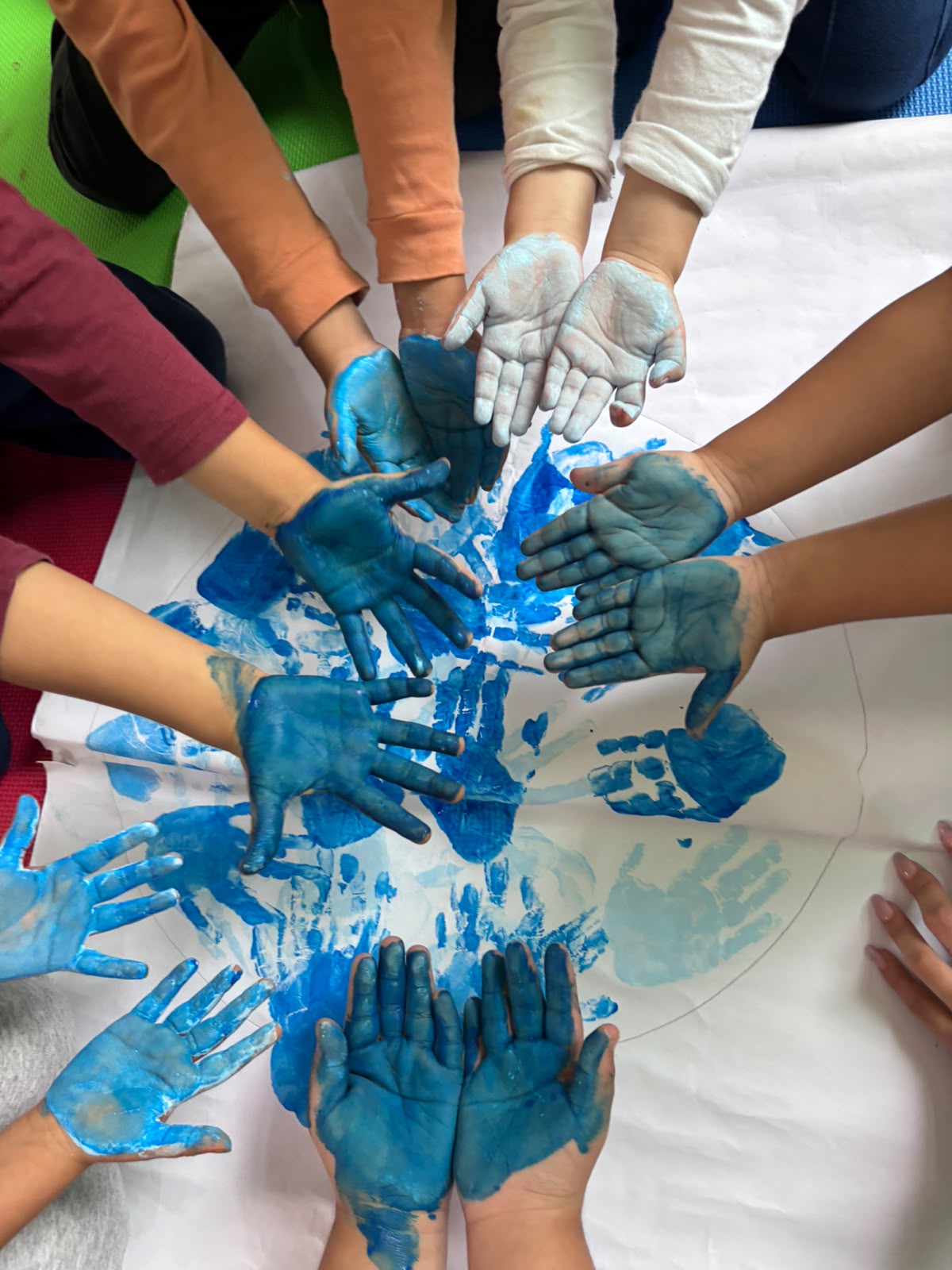 Niños realizando una actividad de pintura con las manos