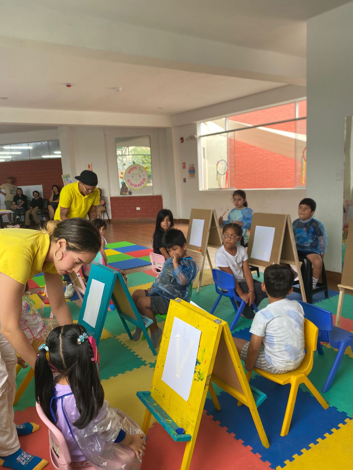 Niños pintando en caballetes