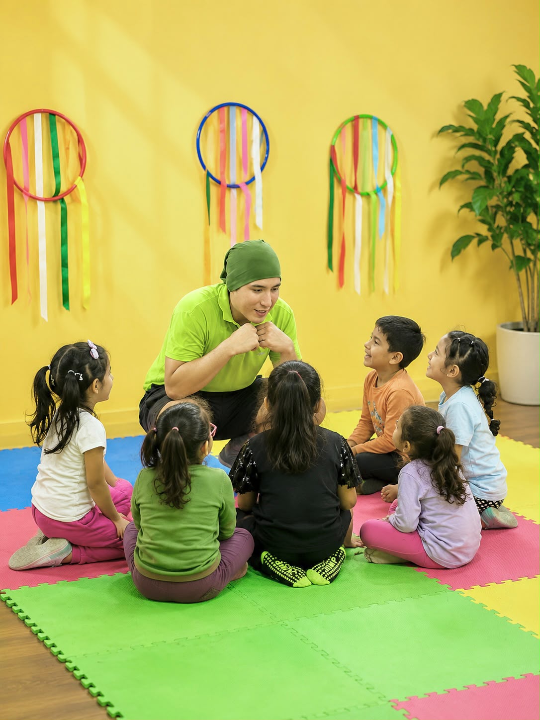 Profesor de teatro con niños sentados en círculo